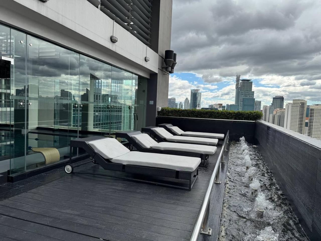 In Makati With Fast Wifi, Free Pool, Netflix And Own Balcony * Manila