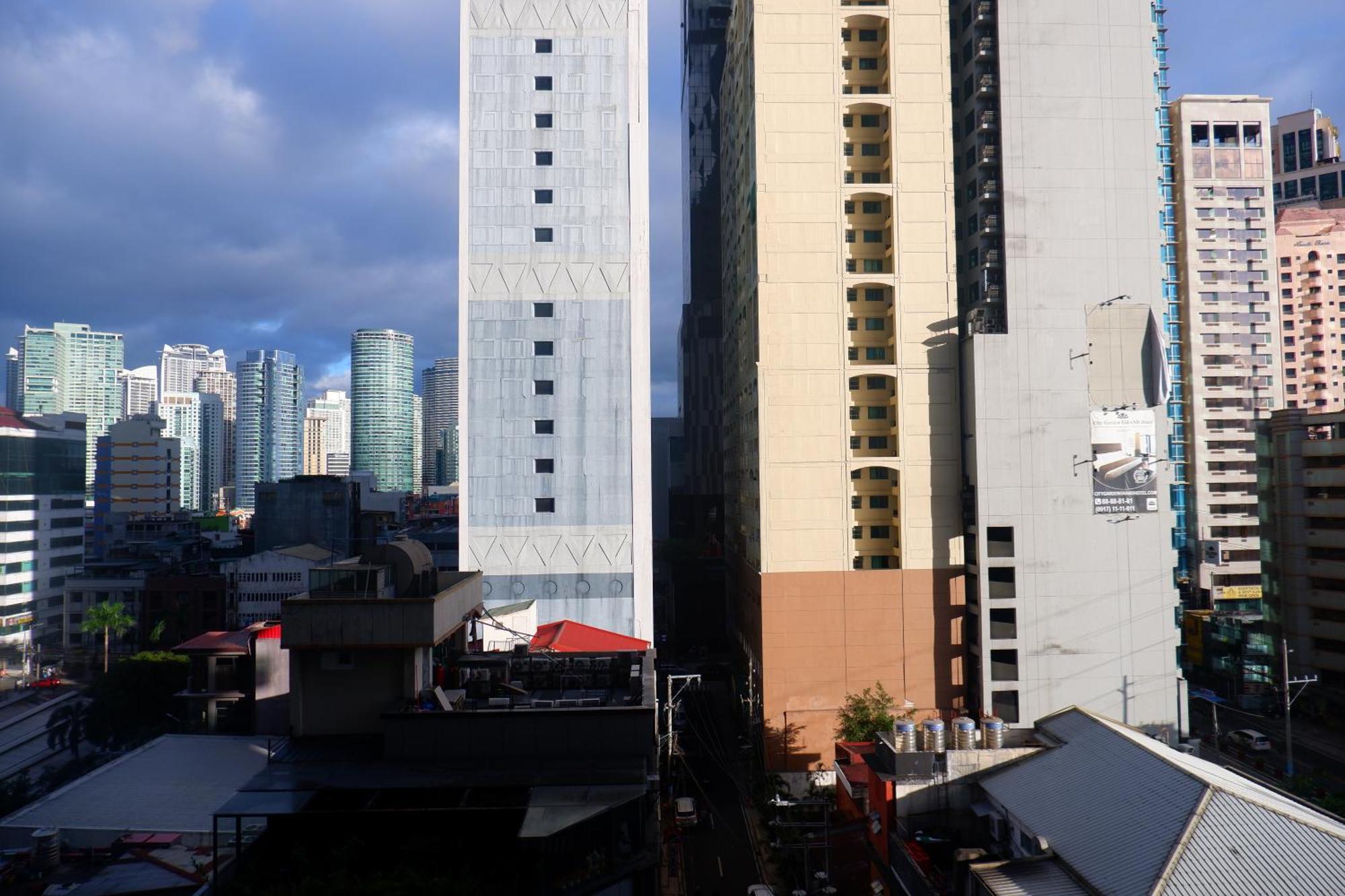 In Makati With Fast Wifi, Free Pool, Netflix And Own Balcony Apartment Manila