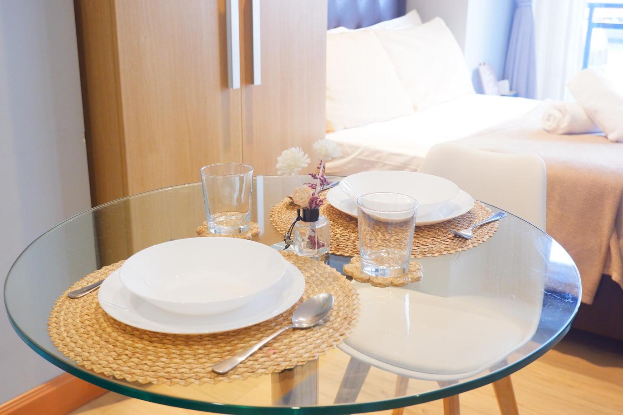 Apartment In Makati With Fast Wifi, Free Pool, Netflix And Own Balcony