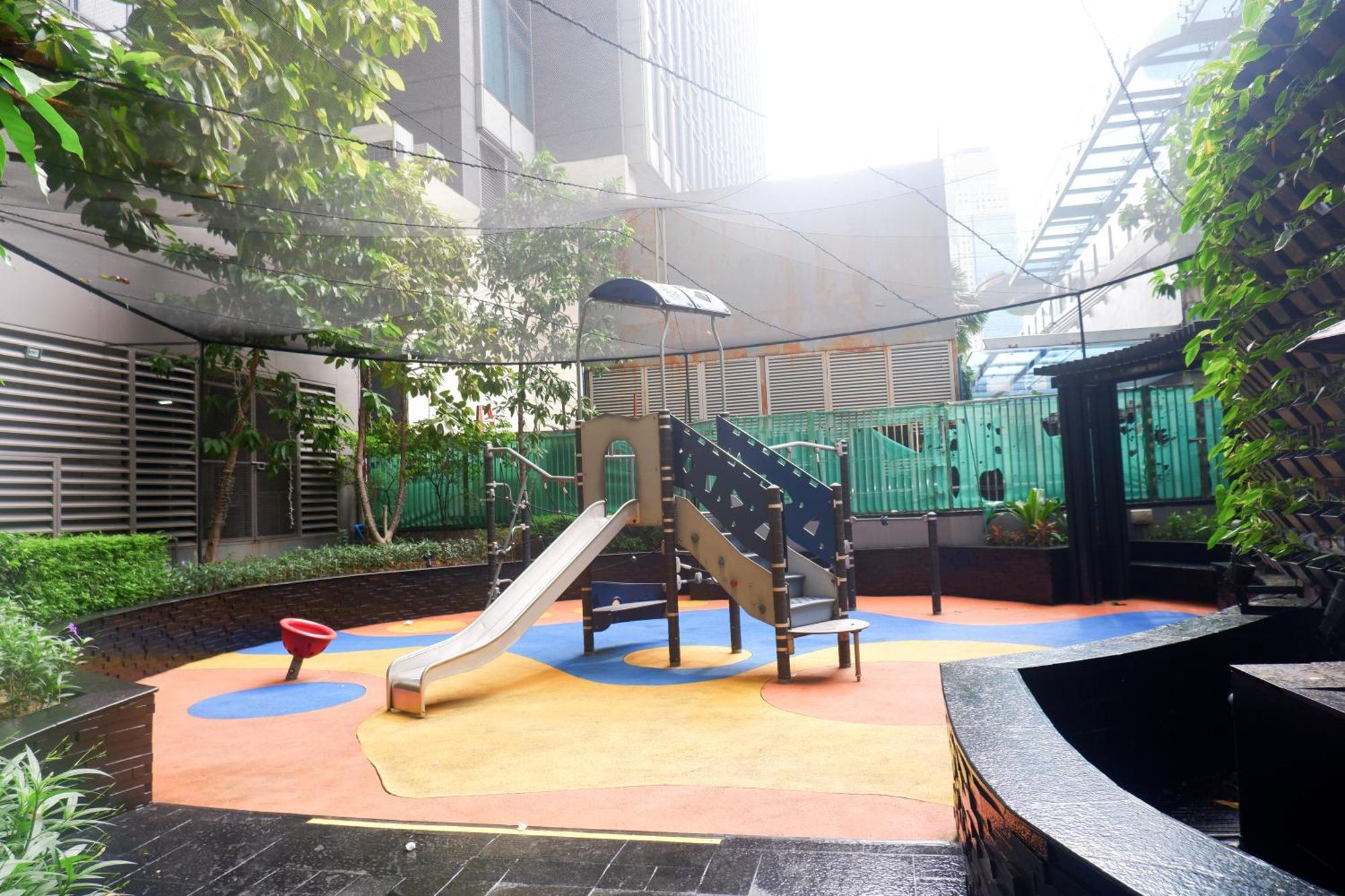 In Makati With Fast Wifi, Free Pool, Netflix And Own Balcony Manila