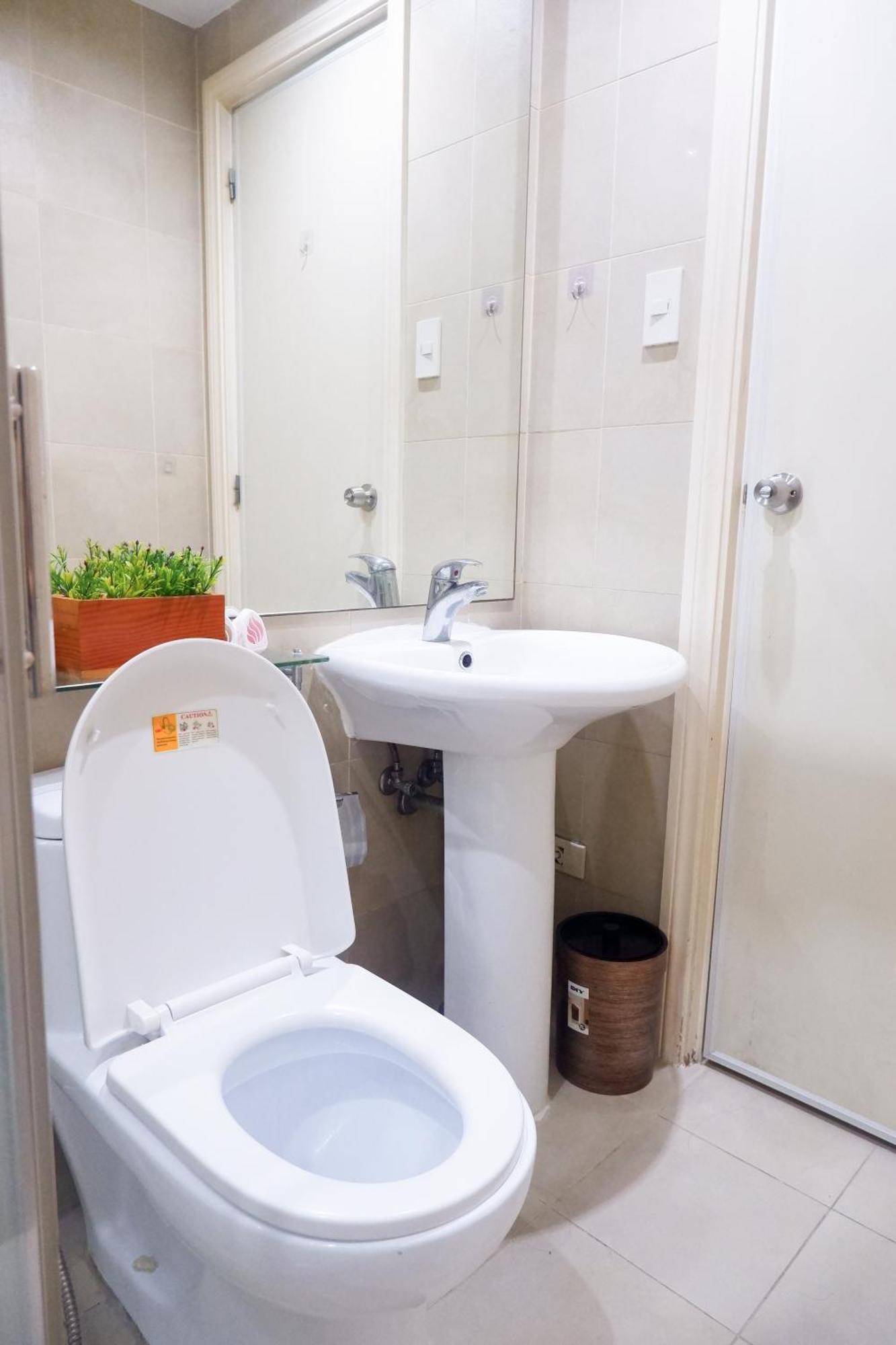 In Makati With Fast Wifi, Free Pool, Netflix And Own Balcony