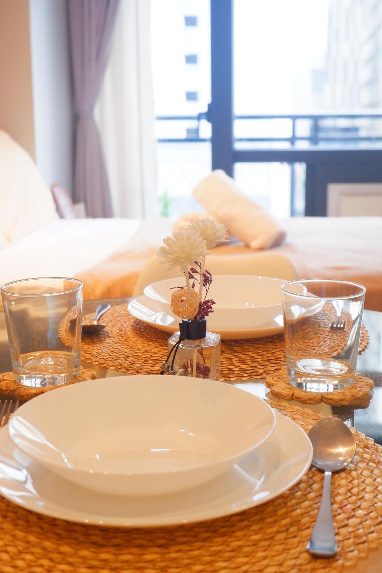 In Makati With Fast Wifi, Free Pool, Netflix And Own Balcony Apartment