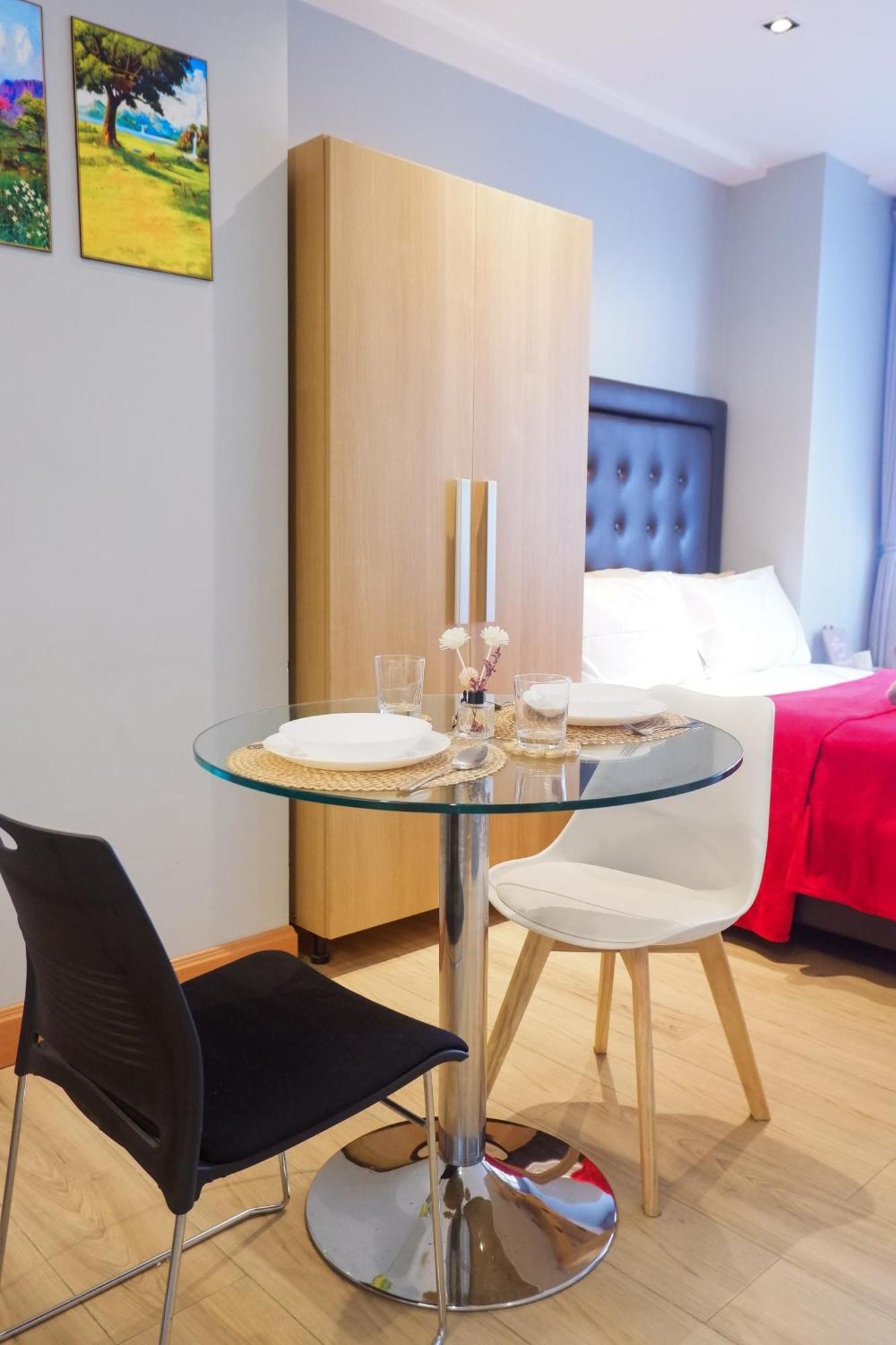 Apartment In Makati With Fast Wifi, Free Pool, Netflix And Own Balcony