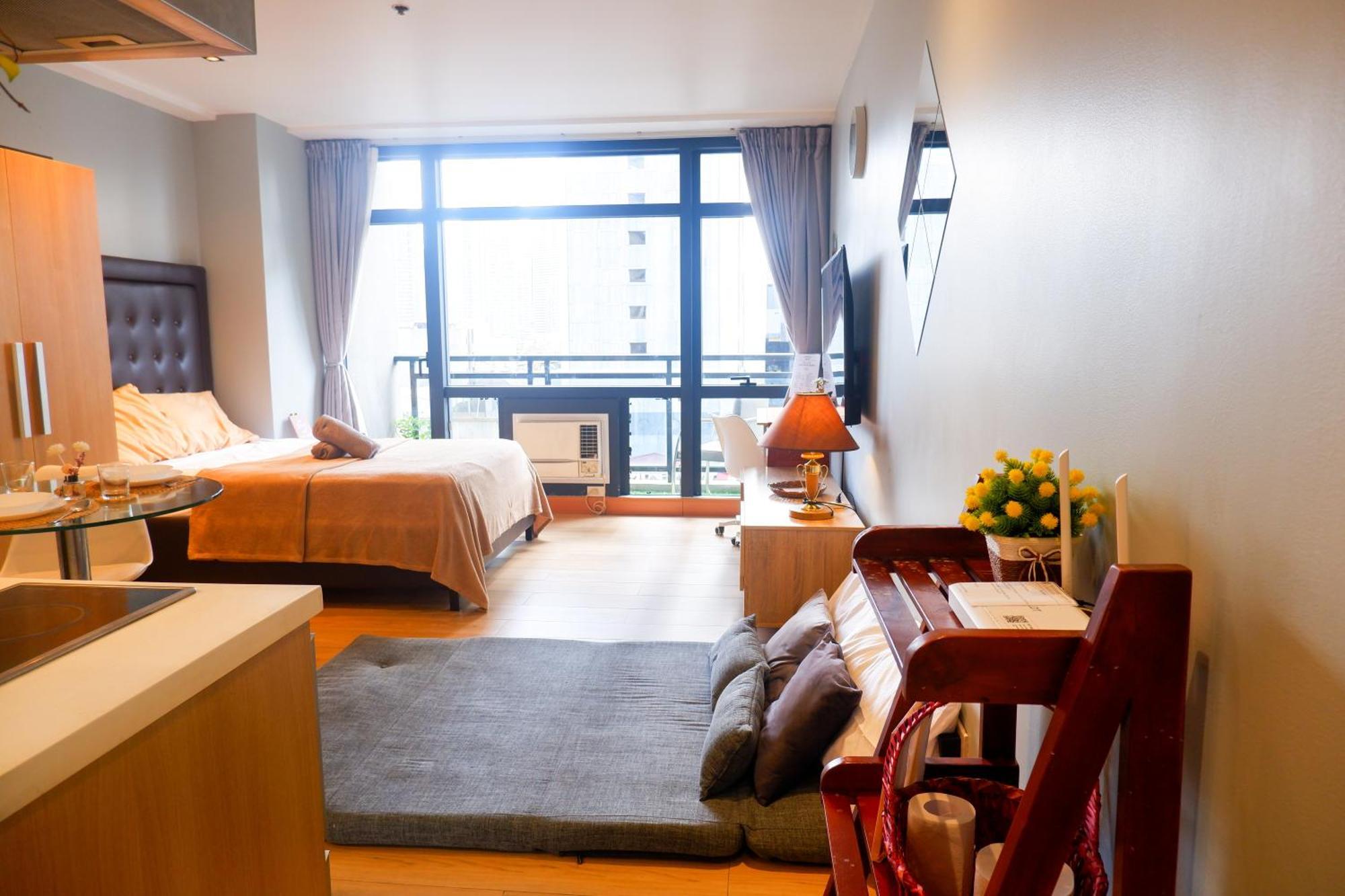 In Makati With Fast Wifi, Free Pool, Netflix And Own Balcony Apartment Manila