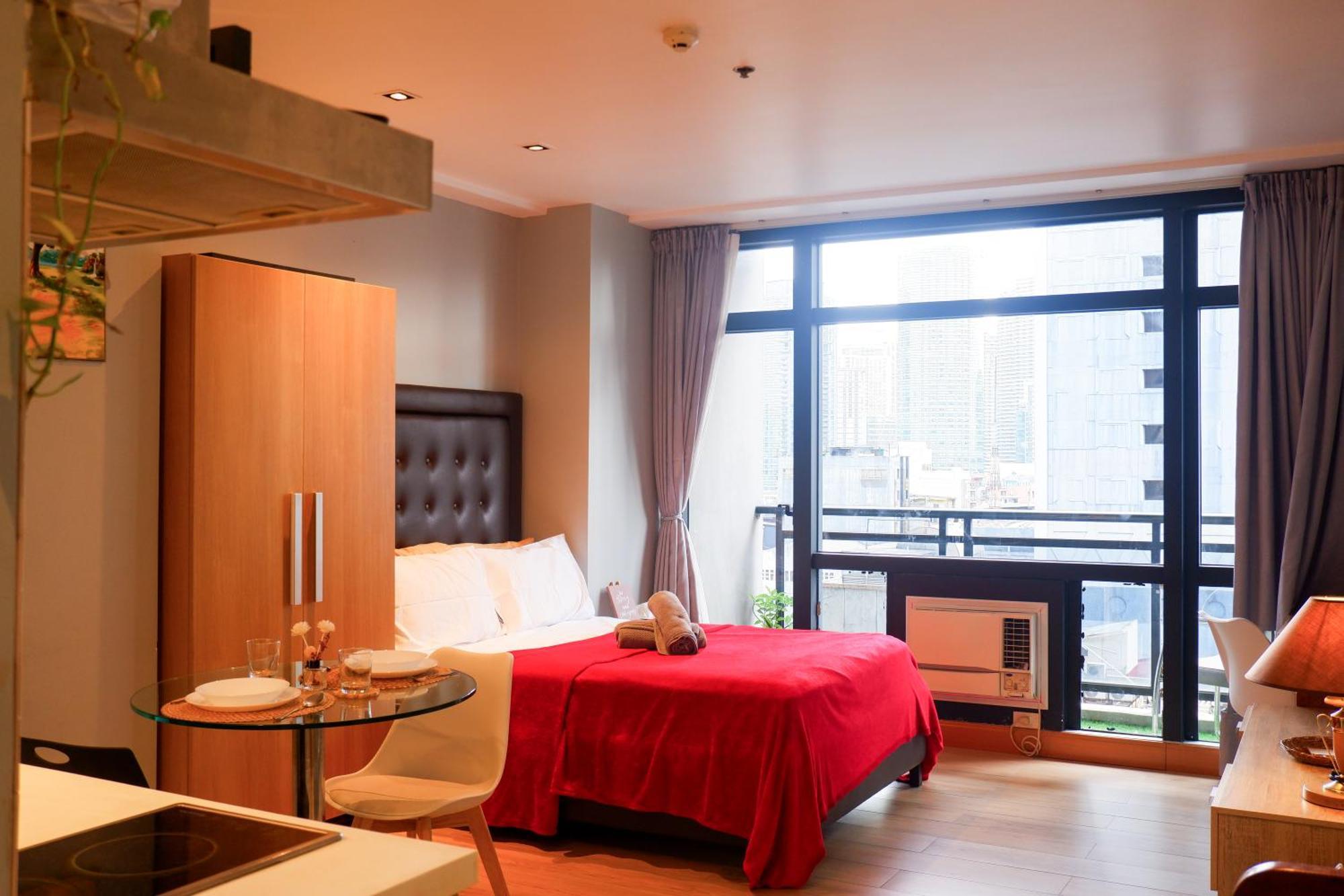In Makati With Fast Wifi, Free Pool, Netflix And Own Balcony Manila