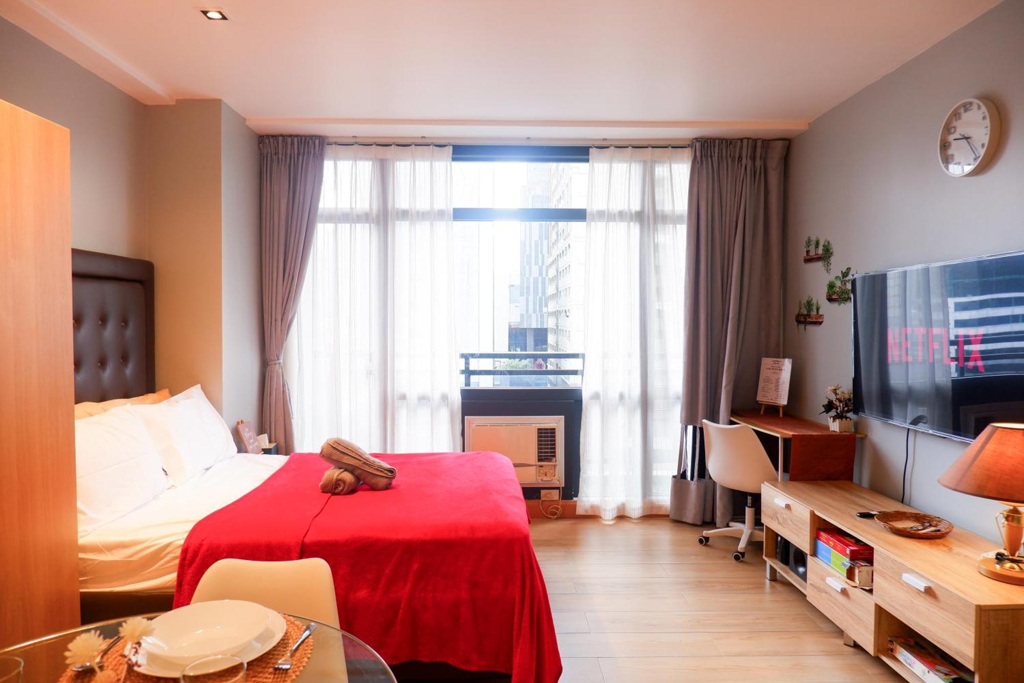 In Makati With Fast Wifi, Free Pool, Netflix And Own Balcony