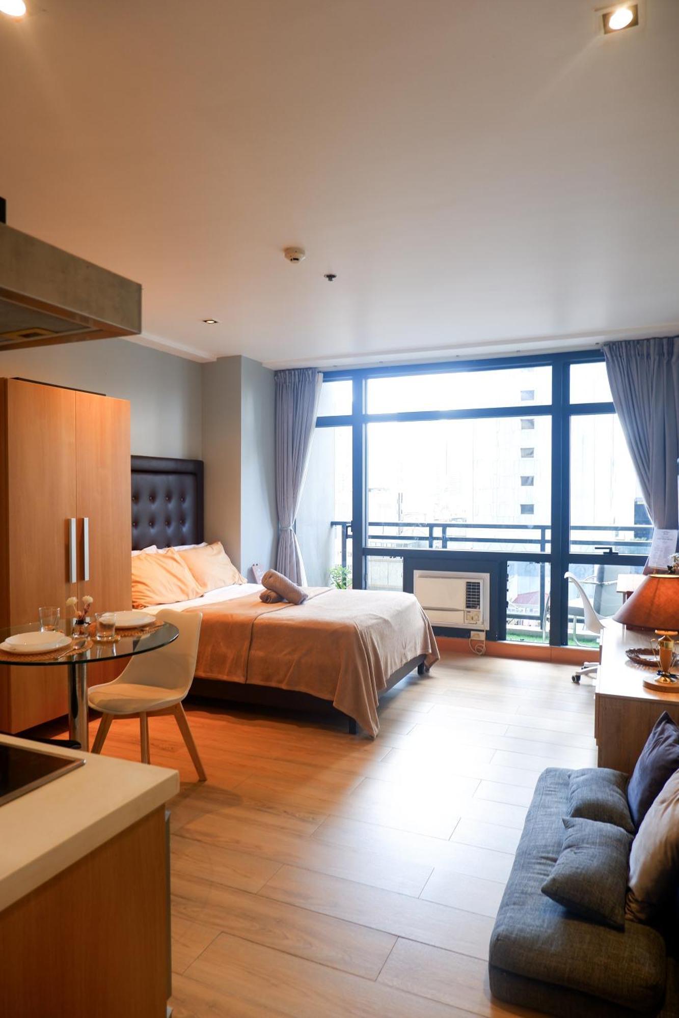 In Makati With Fast Wifi, Free Pool, Netflix And Own Balcony Apartment Manila