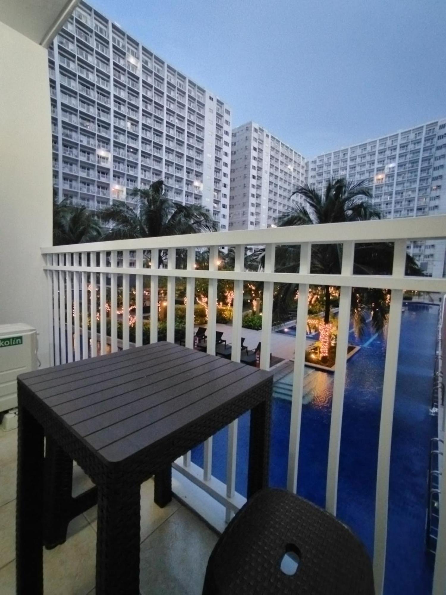 Apartment 1 Bedroom Pool View With Balcony In Shore Near Moa Manila
