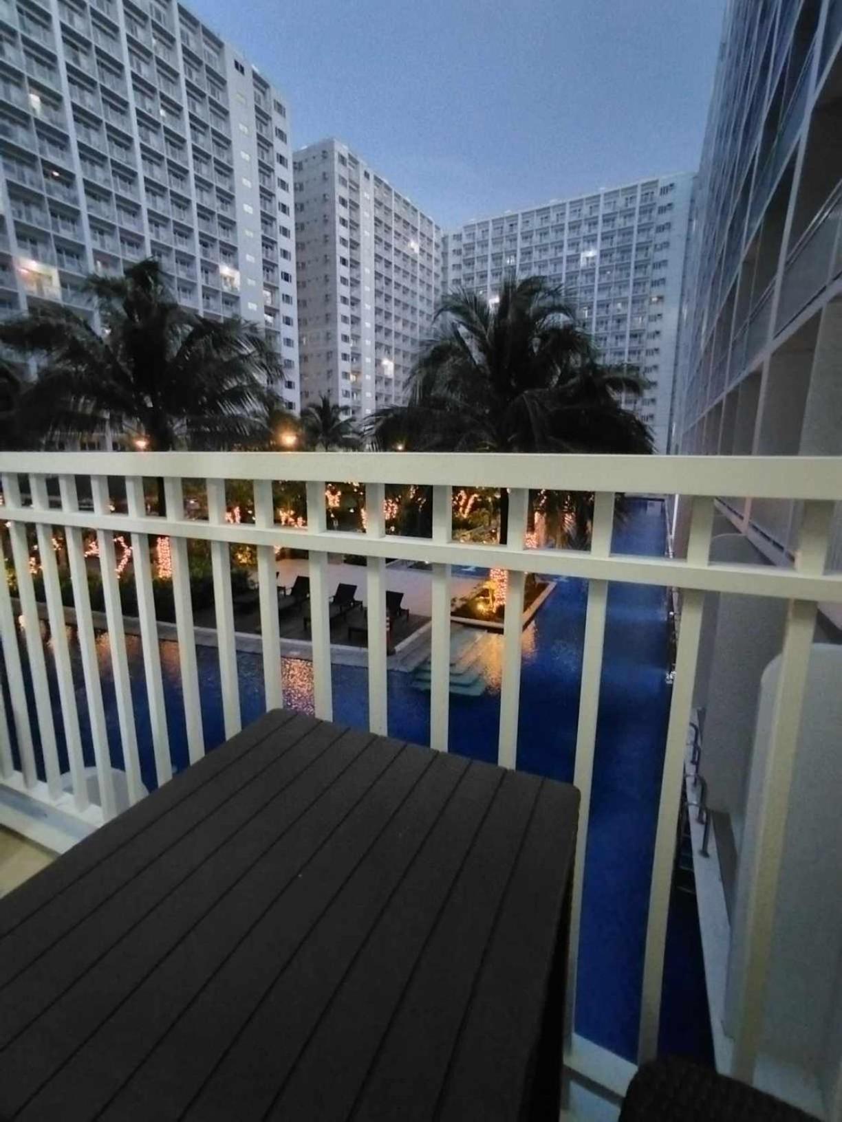 Apartment 1 Bedroom Pool View With Balcony In Shore Near Moa Manila