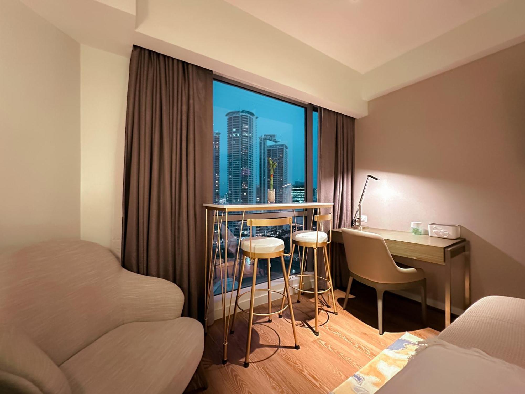 Rockwell View Twin With Free Wifi Pool & Gym Manila