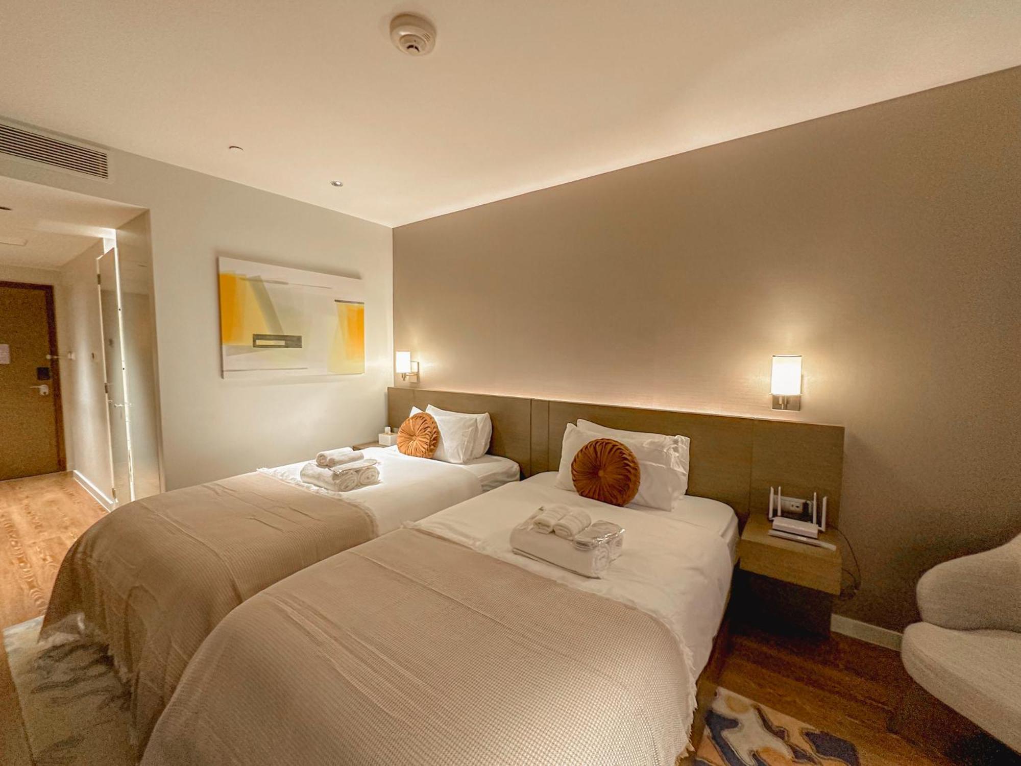 Rockwell View Twin With Free Wifi Pool & Gym Apartment Manila