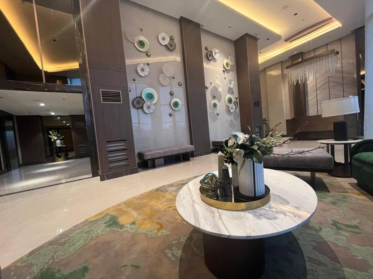 Apartment Okada Complex 1br With Balcony View, Sofa, Queen Bed And Wifi 8j Manila