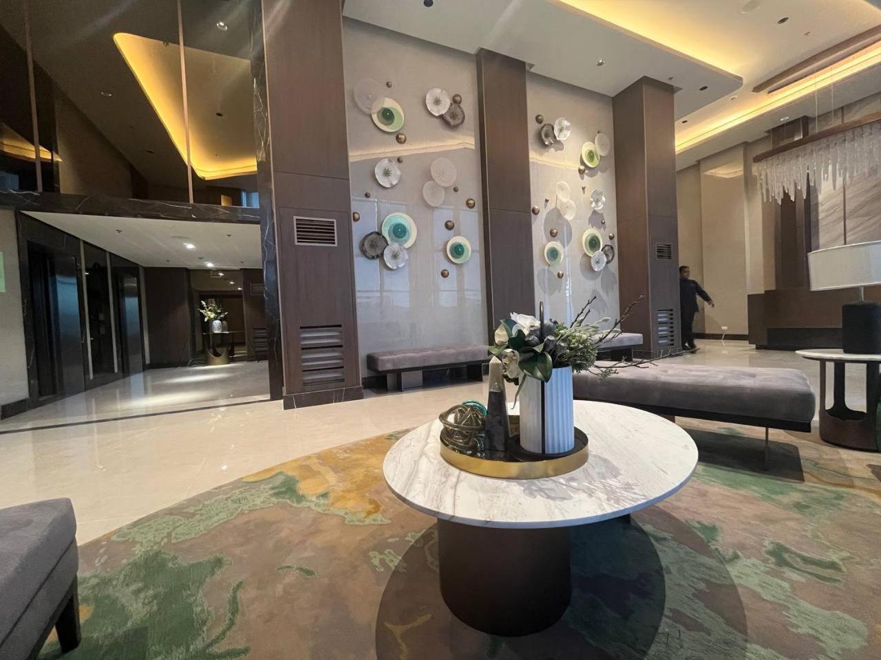 Okada Complex 1br With Balcony View, Sofa, Queen Bed And Wifi 8j Apartment Manila