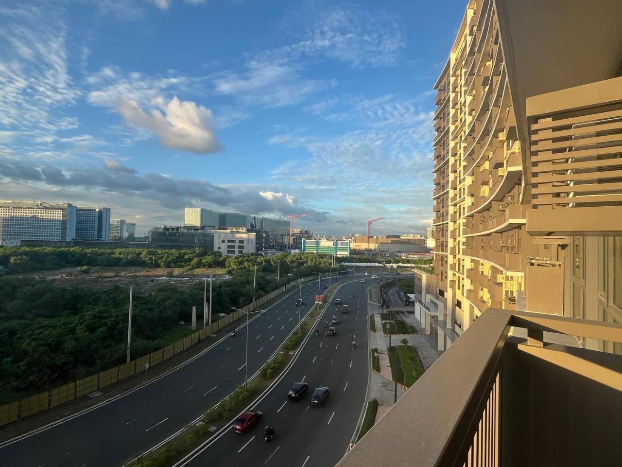 Okada Complex 1br With Balcony View, Sofa, Queen Bed And Wifi 8j Manila