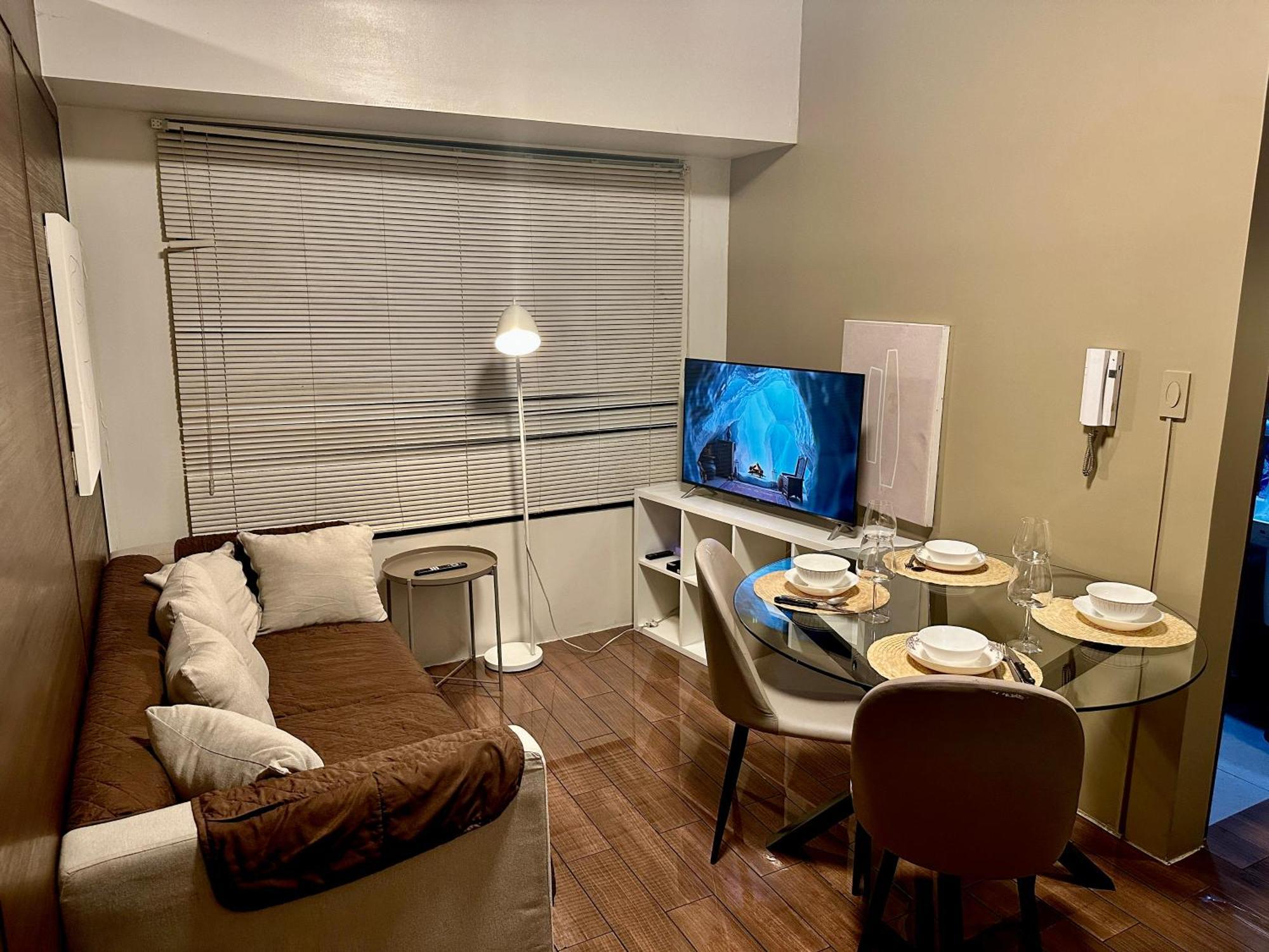 Apartment Minimalist 2br In Air Residences - Cozy For Family