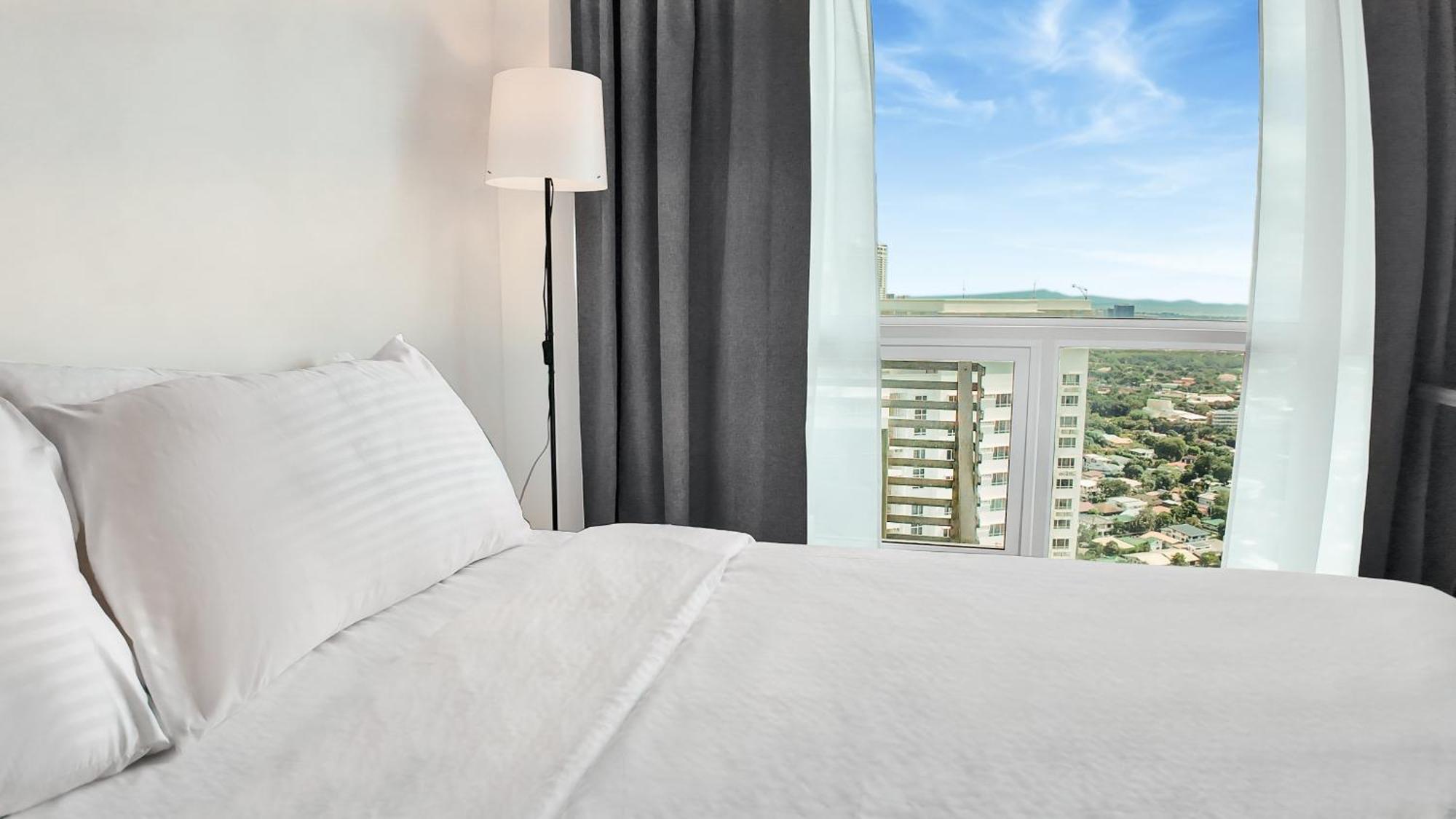 Sky Makati Modern Penthouse Near Greenbelt