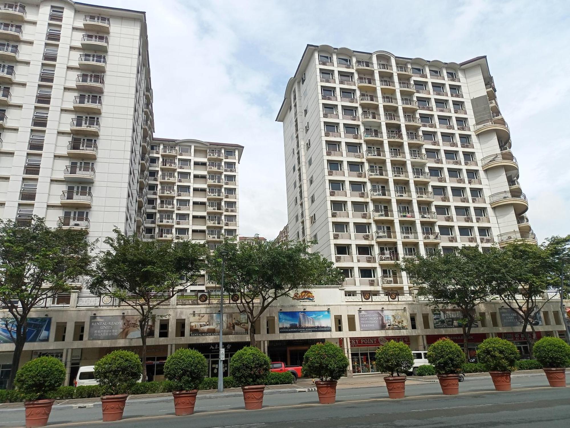 Near Moa And Naia At Solemare Parksuites Apartment Manila