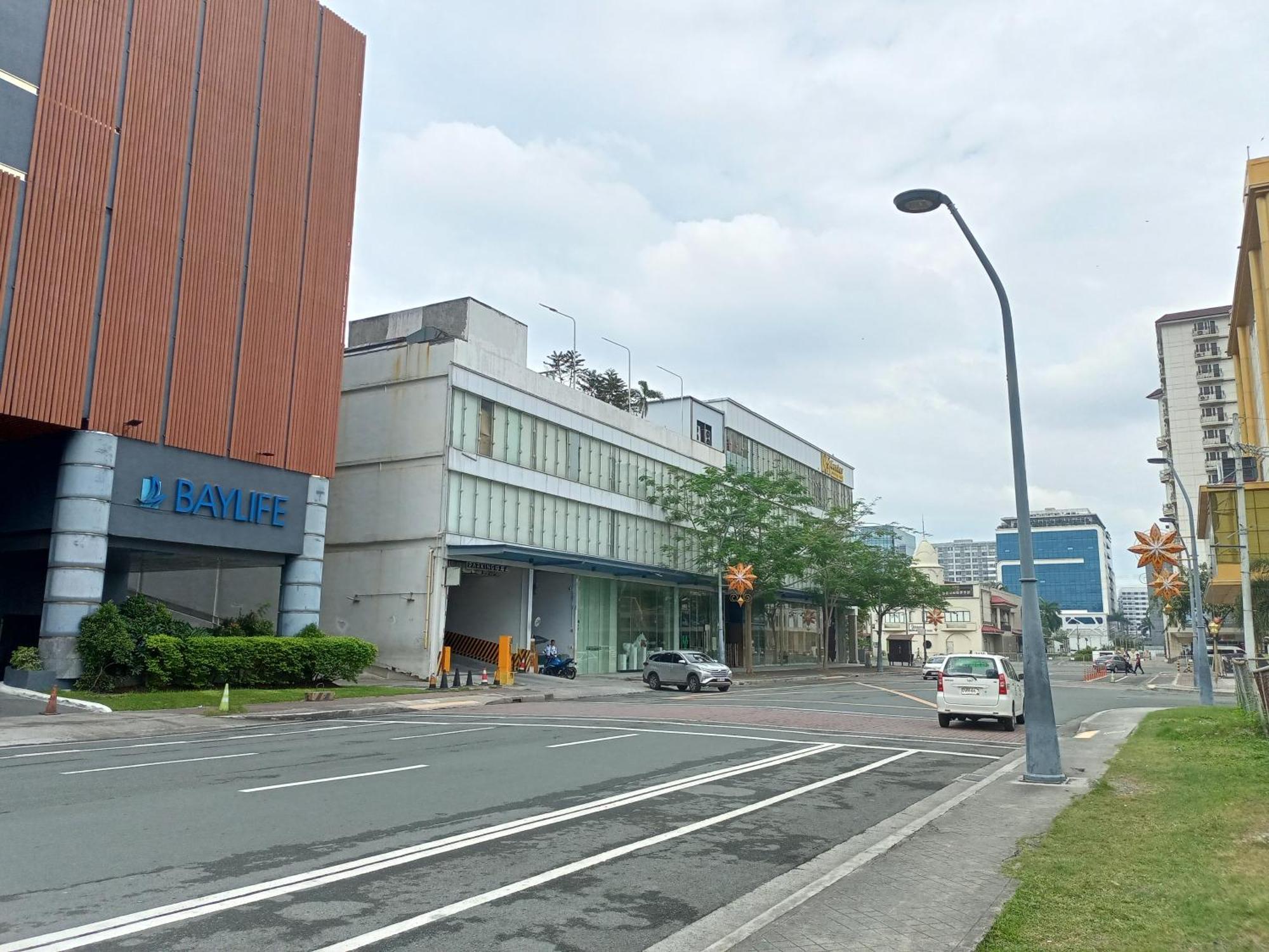 Near Moa And Naia At Solemare Parksuites Manila