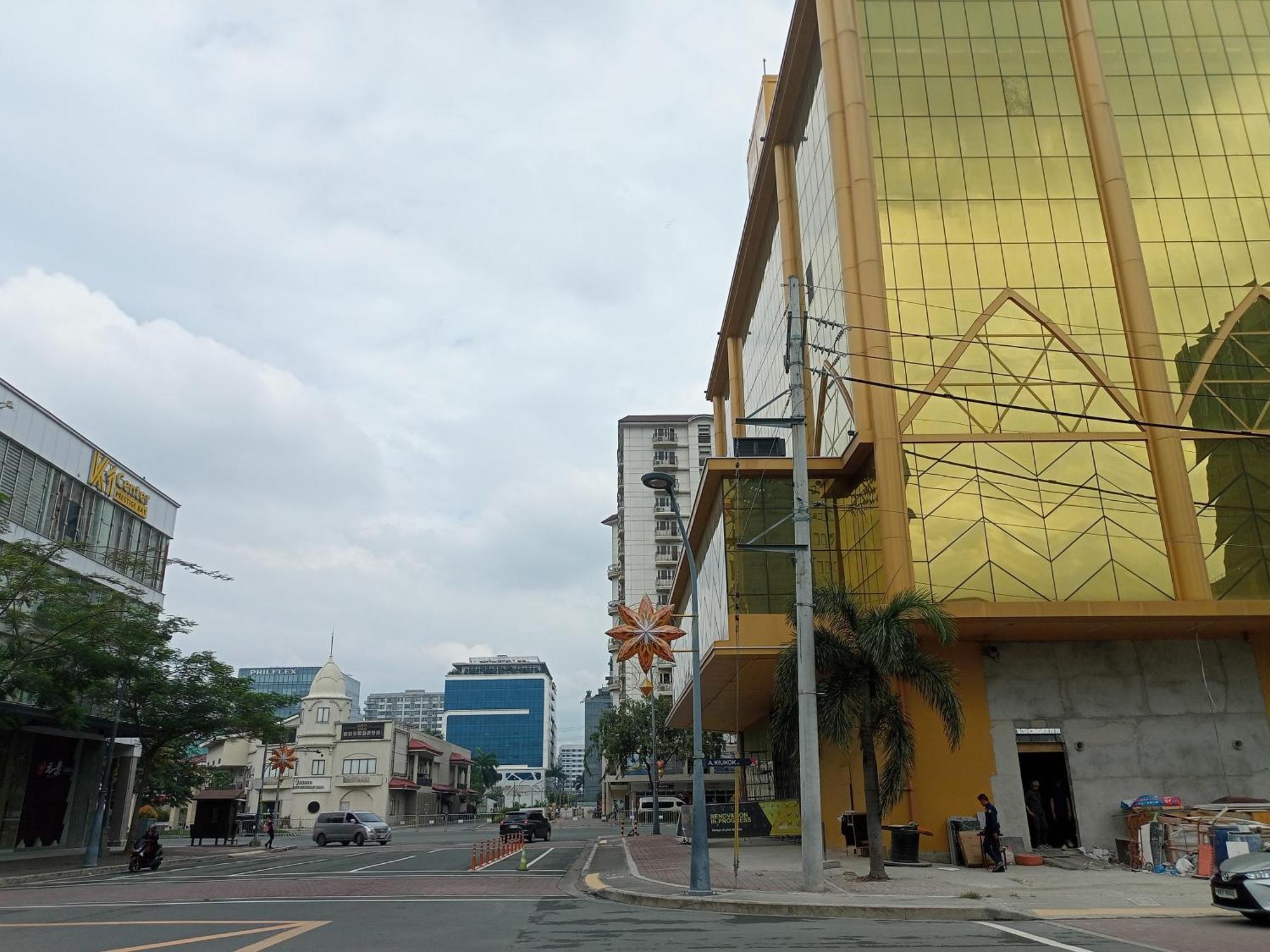 Near Moa And Naia At Solemare Parksuites Apartment Manila