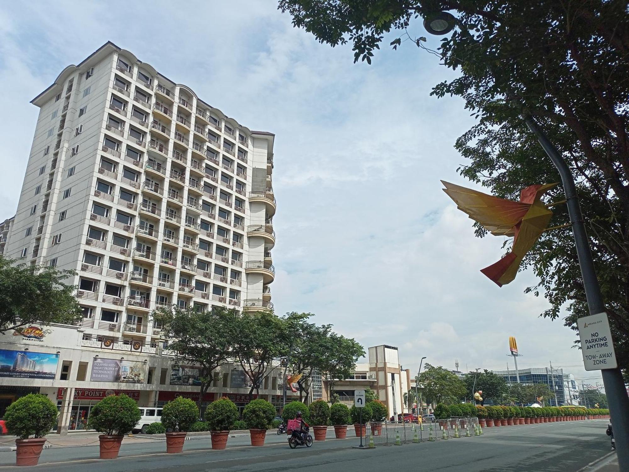 Near Moa And Naia At Solemare Parksuites Apartment
