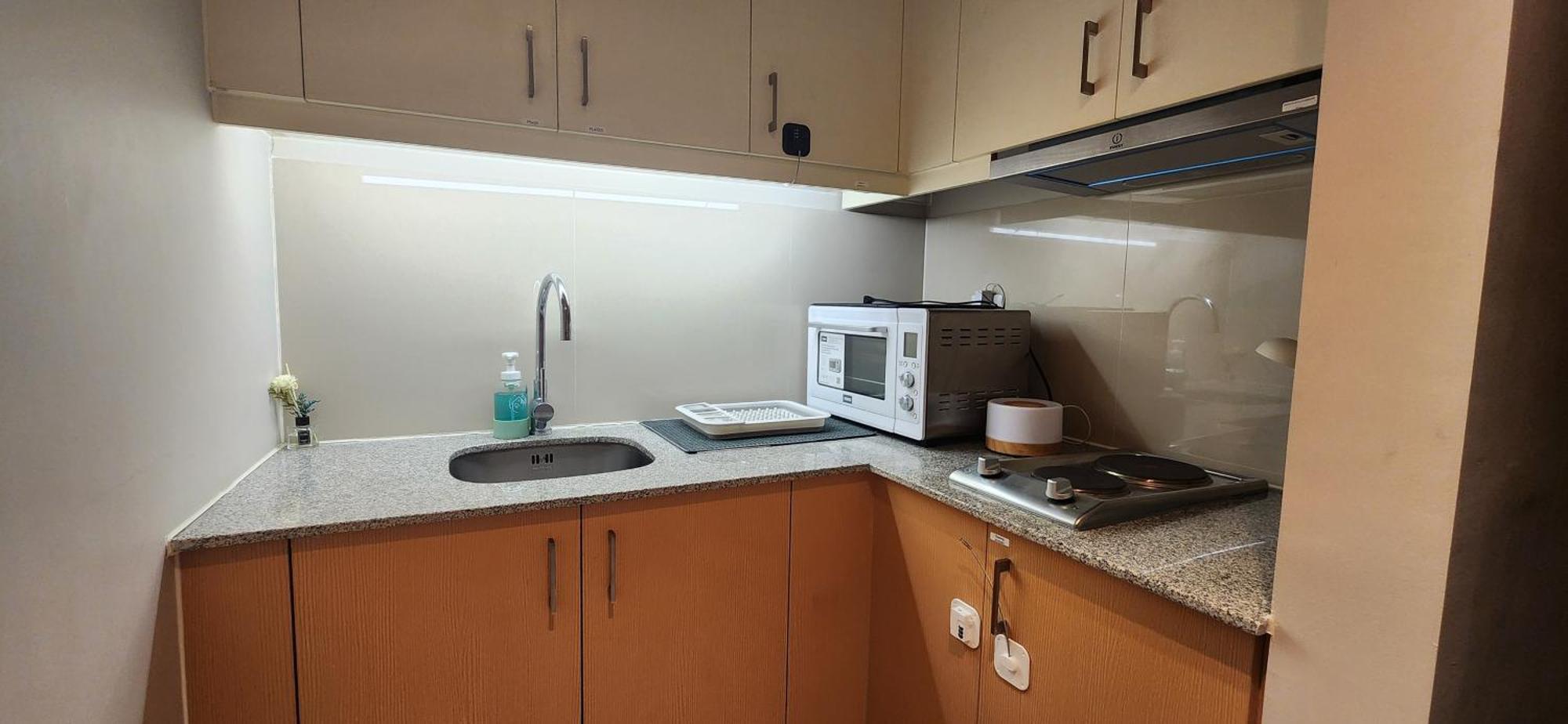 8u Pristine & Cozy At Uptown Mall Bgc Across Mitsukoshi With Free Parking And Balcony