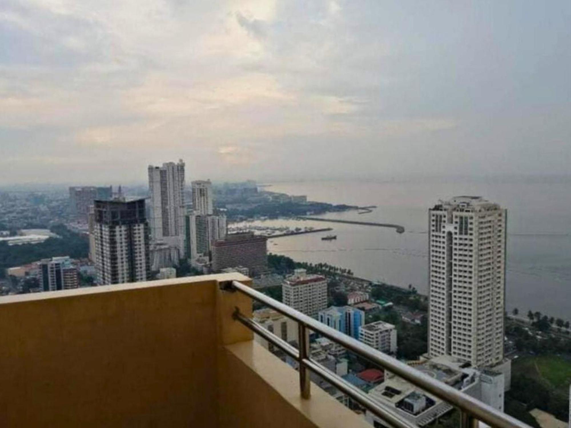 Family Staycation: Heart Of With Balcony And Pool Access Manila