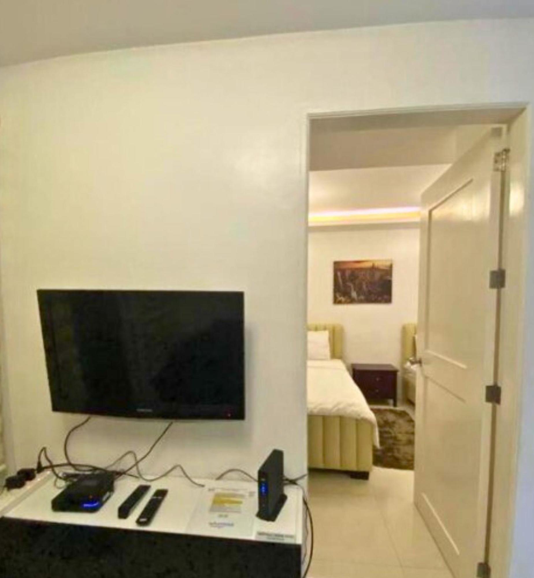 Family Staycation: Heart Of With Balcony And Pool Access *