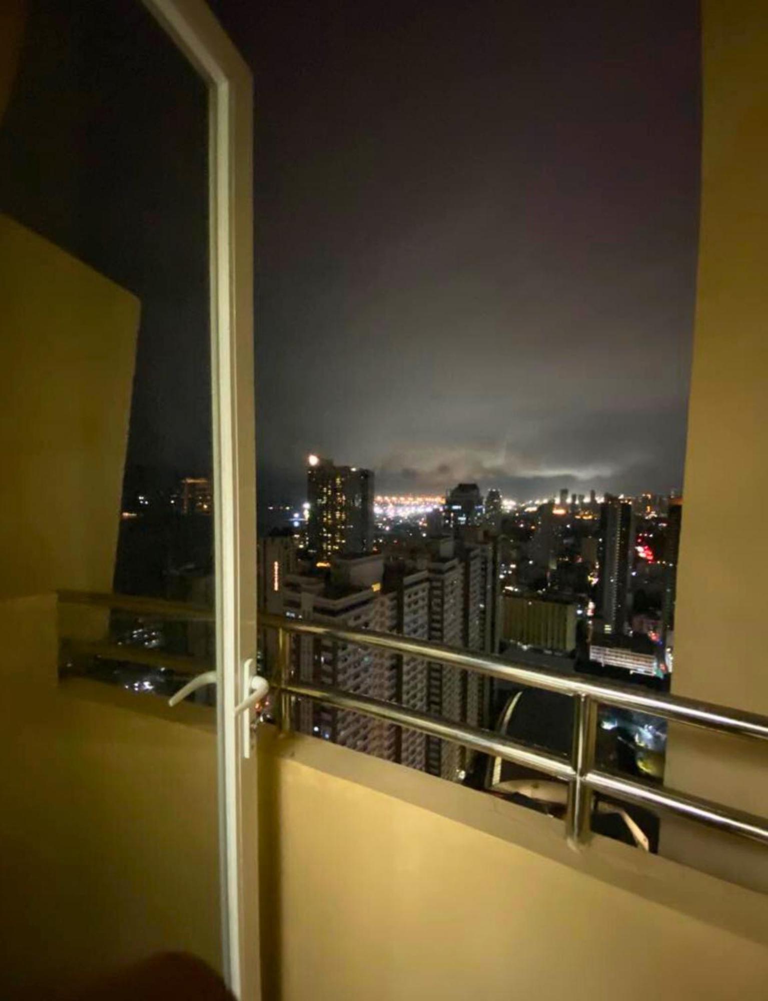 Family Staycation: Heart Of With Balcony And Pool Access Hotel *