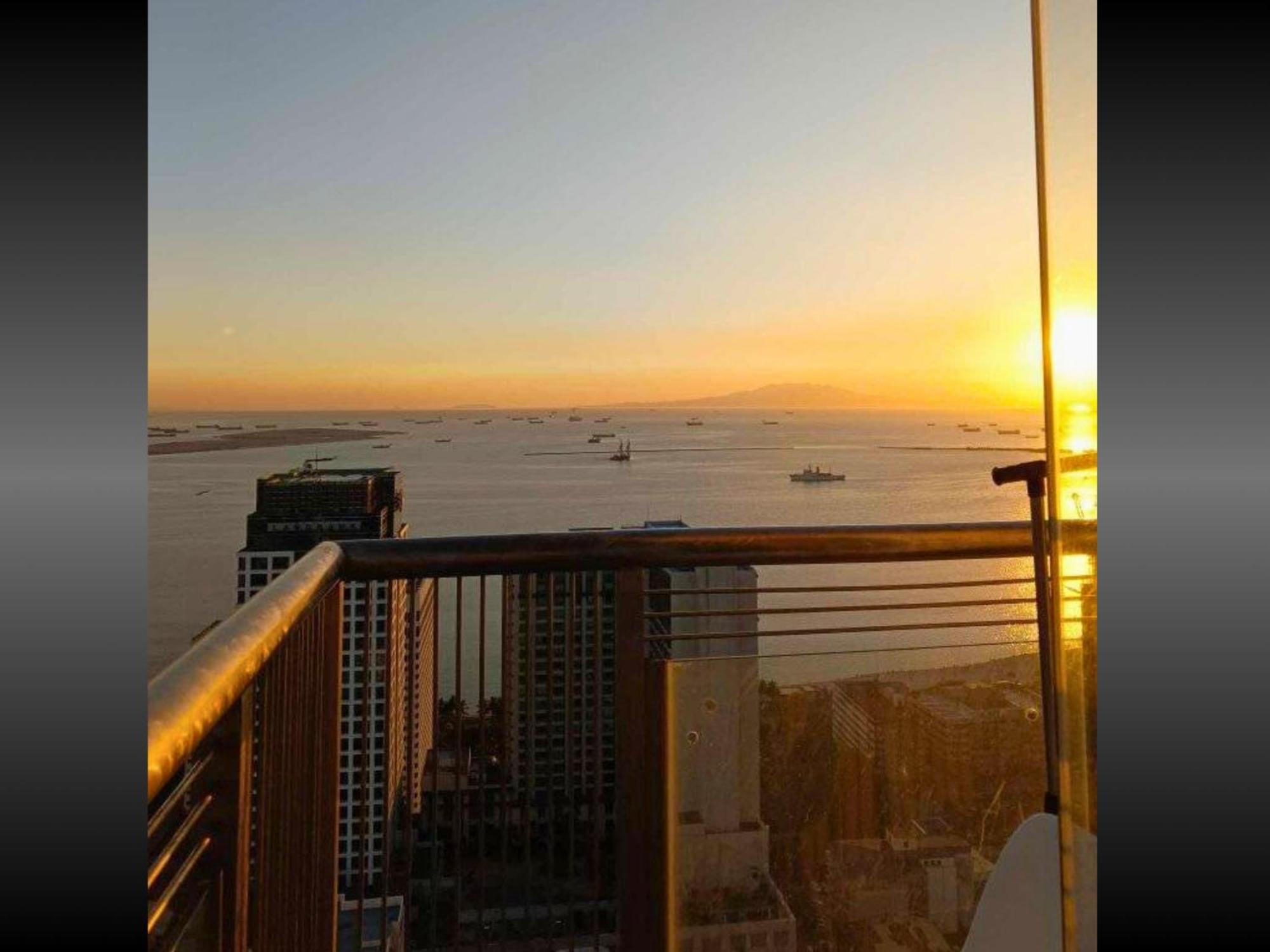 Hotel Family Staycation: Heart Of With Balcony And Pool Access