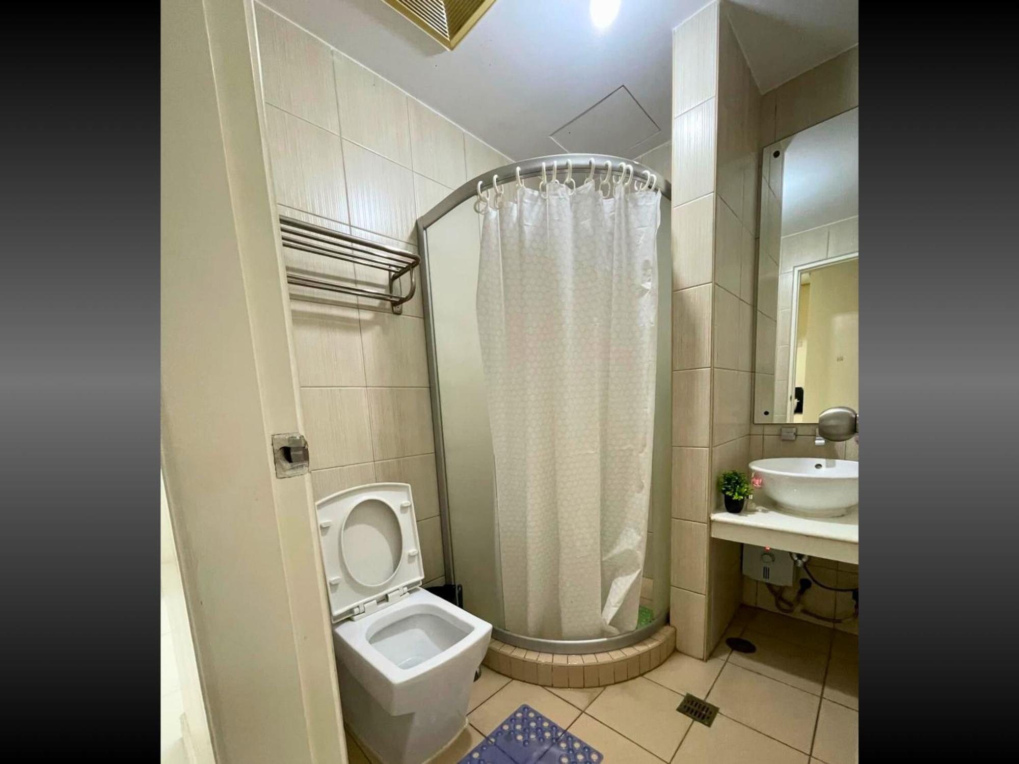 Family Staycation: Heart Of With Balcony And Pool Access Hotel Manila