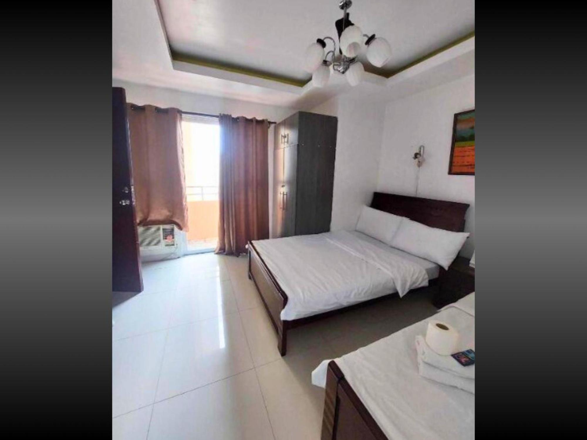 Family Staycation: Heart Of With Balcony And Pool Access Hotel Manila