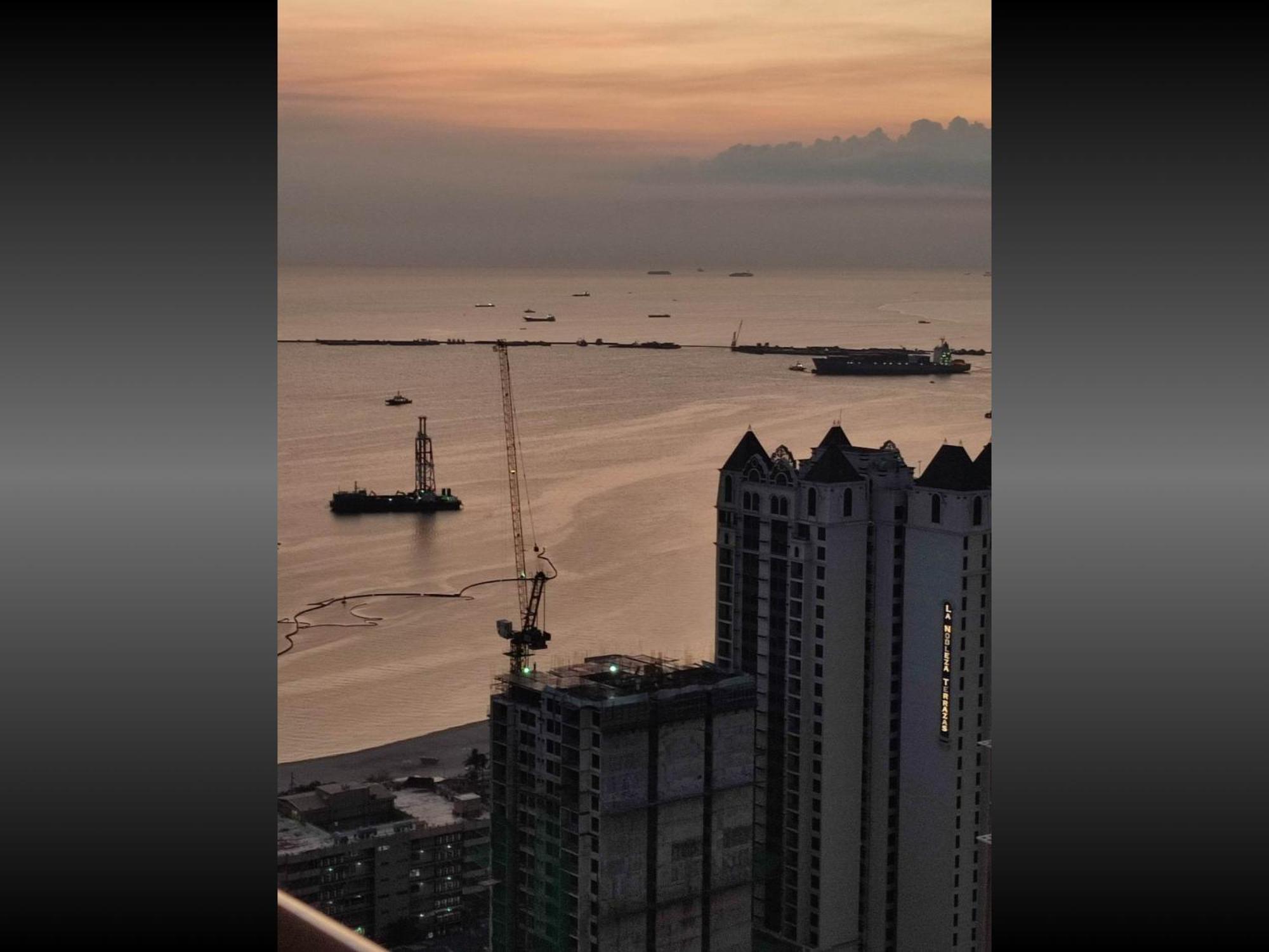 Family Staycation: Heart Of With Balcony And Pool Access * Manila