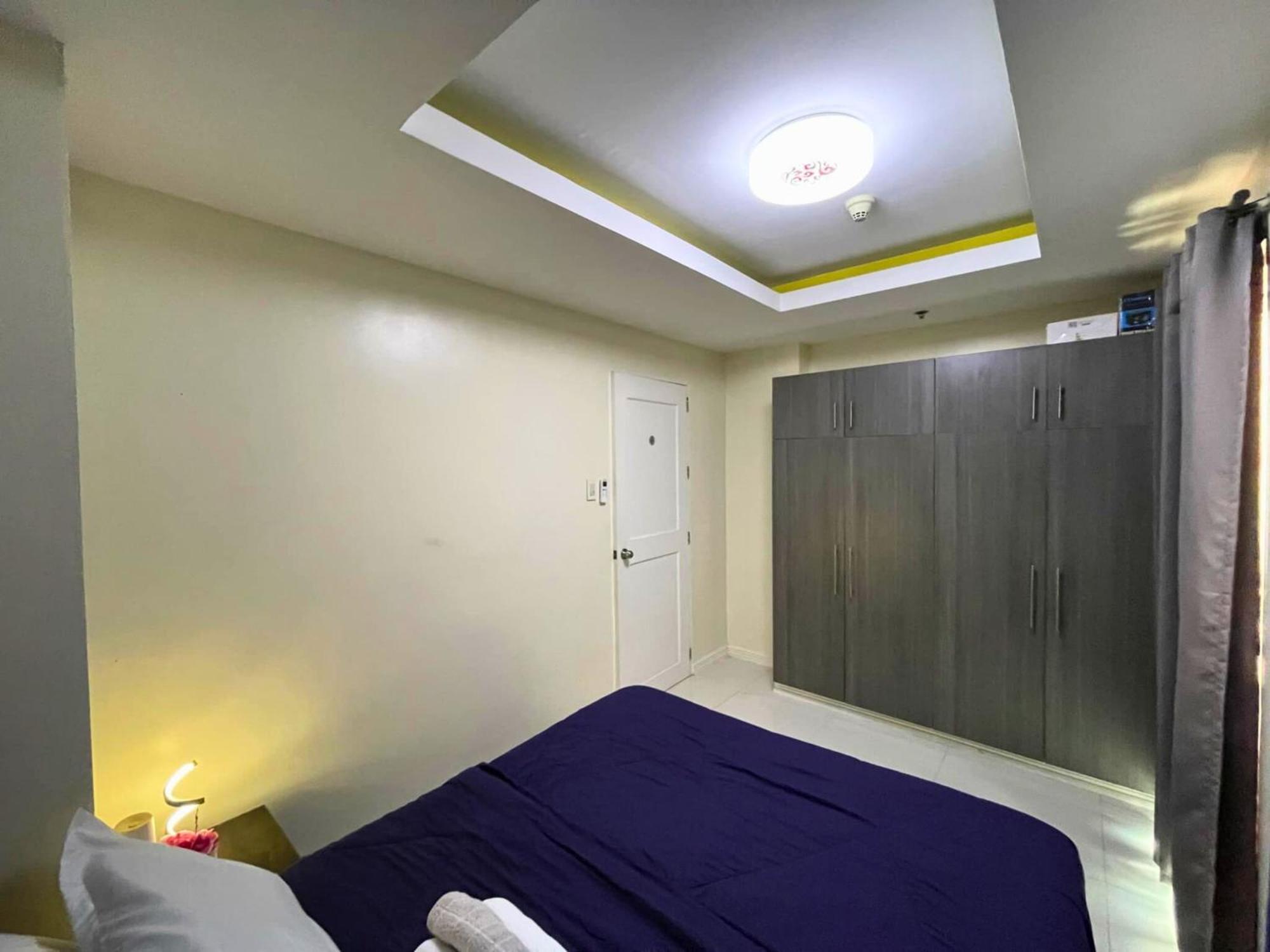 Family Staycation: Heart Of With Balcony And Pool Access Hotel Manila