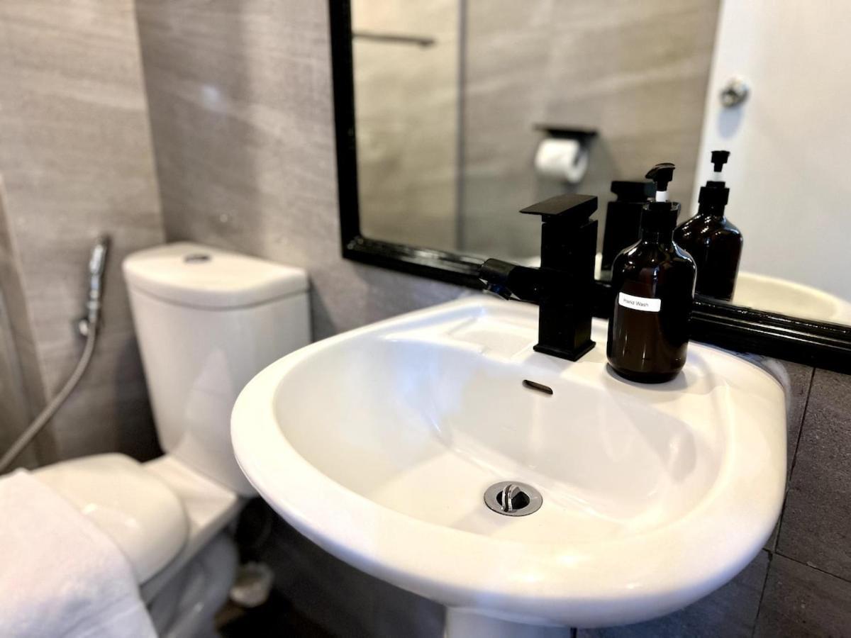 Newly Renovated Greenbelt With Balcony Parkview * Manila