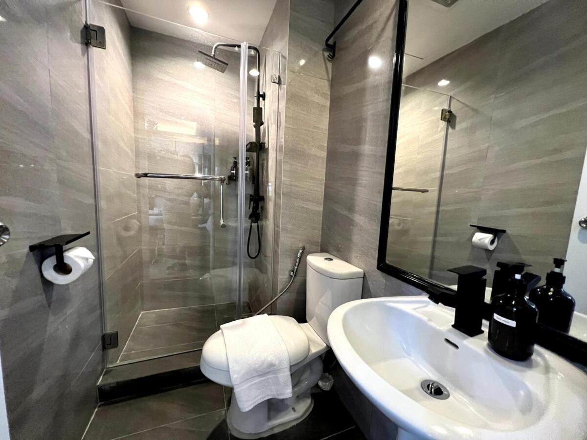 Newly Renovated Greenbelt With Balcony Parkview Apartment Manila