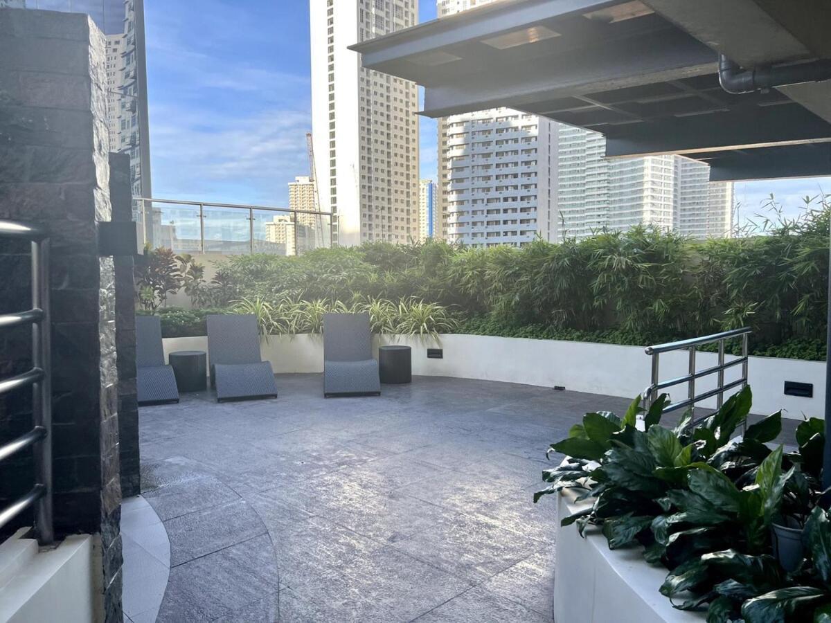 Newly Renovated Greenbelt With Balcony Parkview Apartment