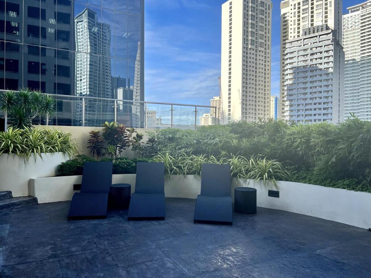 Newly Renovated Greenbelt With Balcony Parkview Apartment *