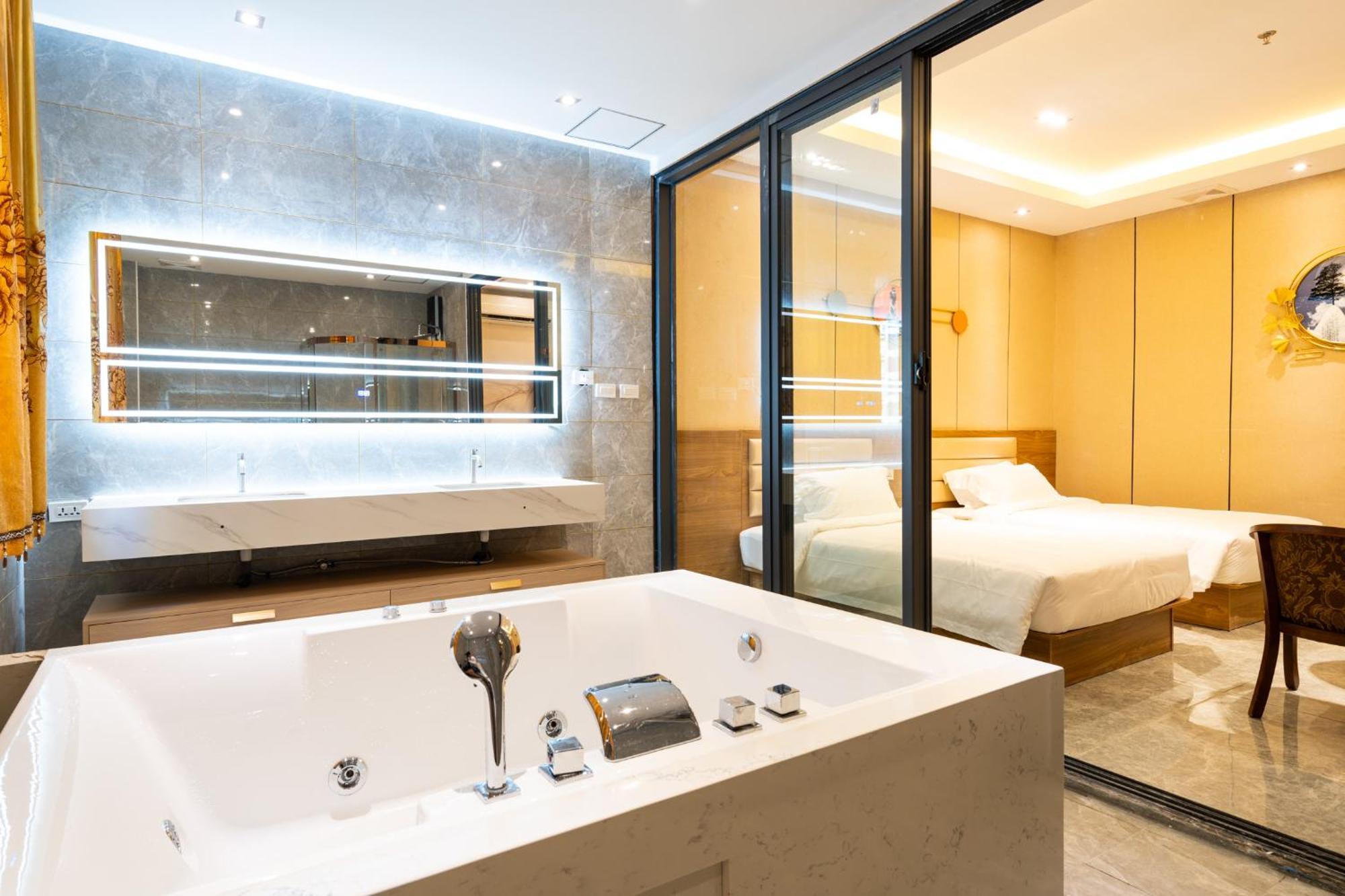 Hotel Me
