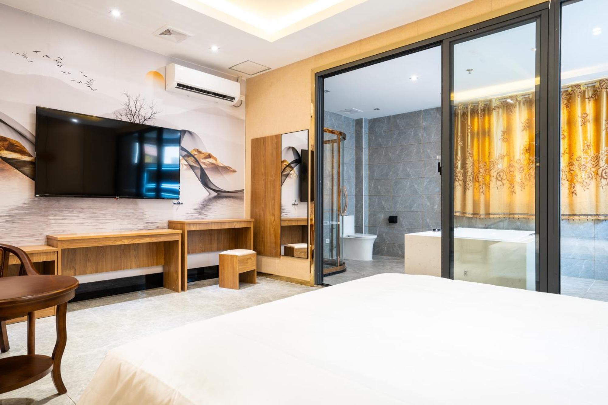 Me Hotel Makati City