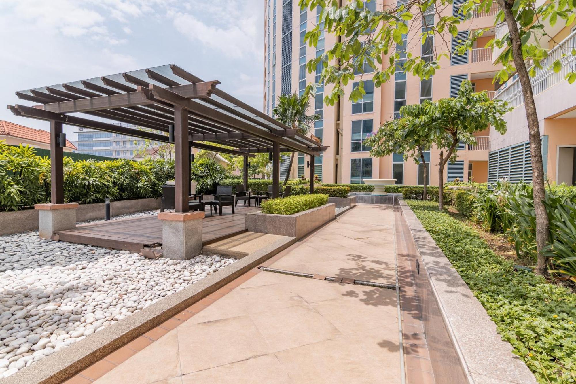 Luxury At Venice Mall Near Airport, Bgc & Makati *