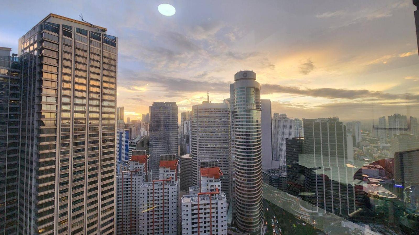 Perfect For Couples - Makati Comfort And Style Manila