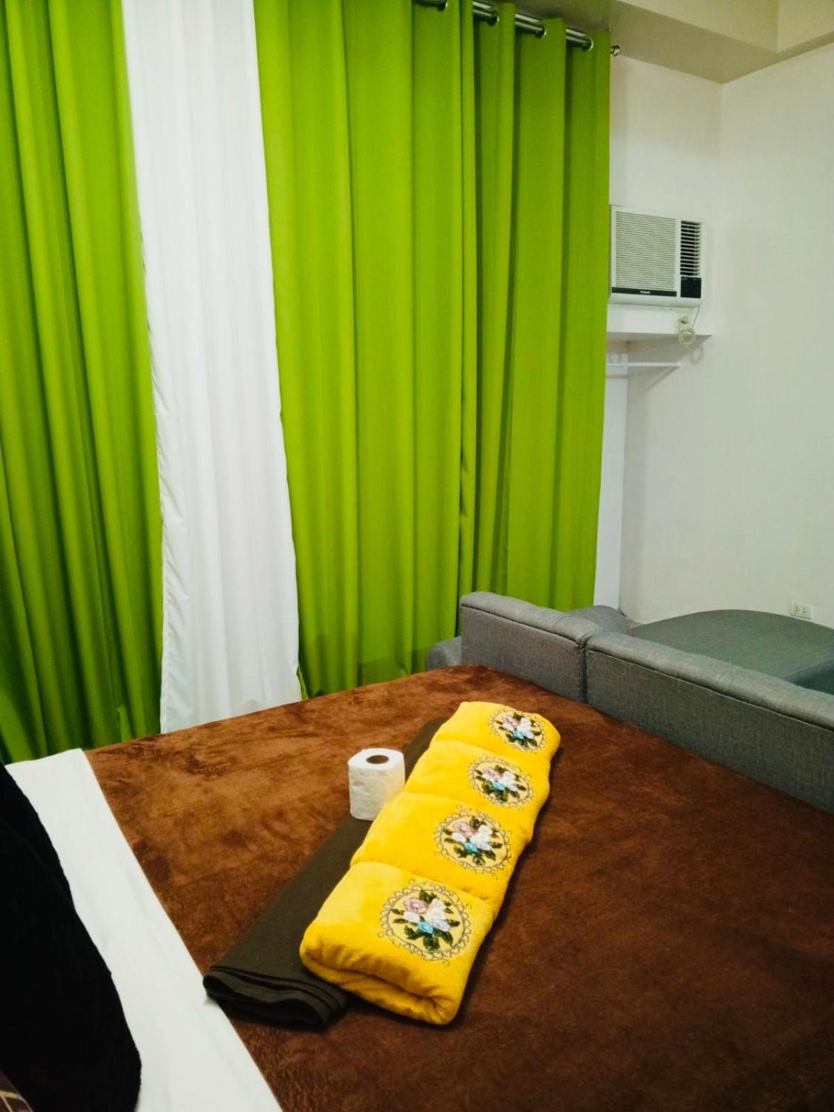 Two Palm Tree - 1o With Balcony - Across Terminal 3 Airport Apartment Manila