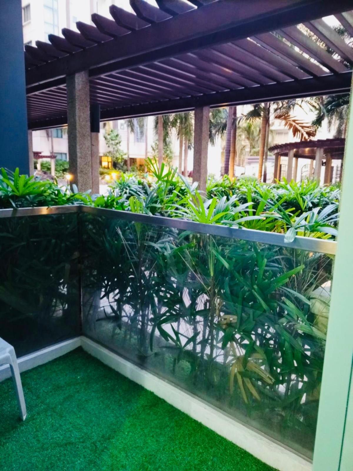 Apartment Two Palm Tree - 1o With Balcony - Across Terminal 3 Airport Manila