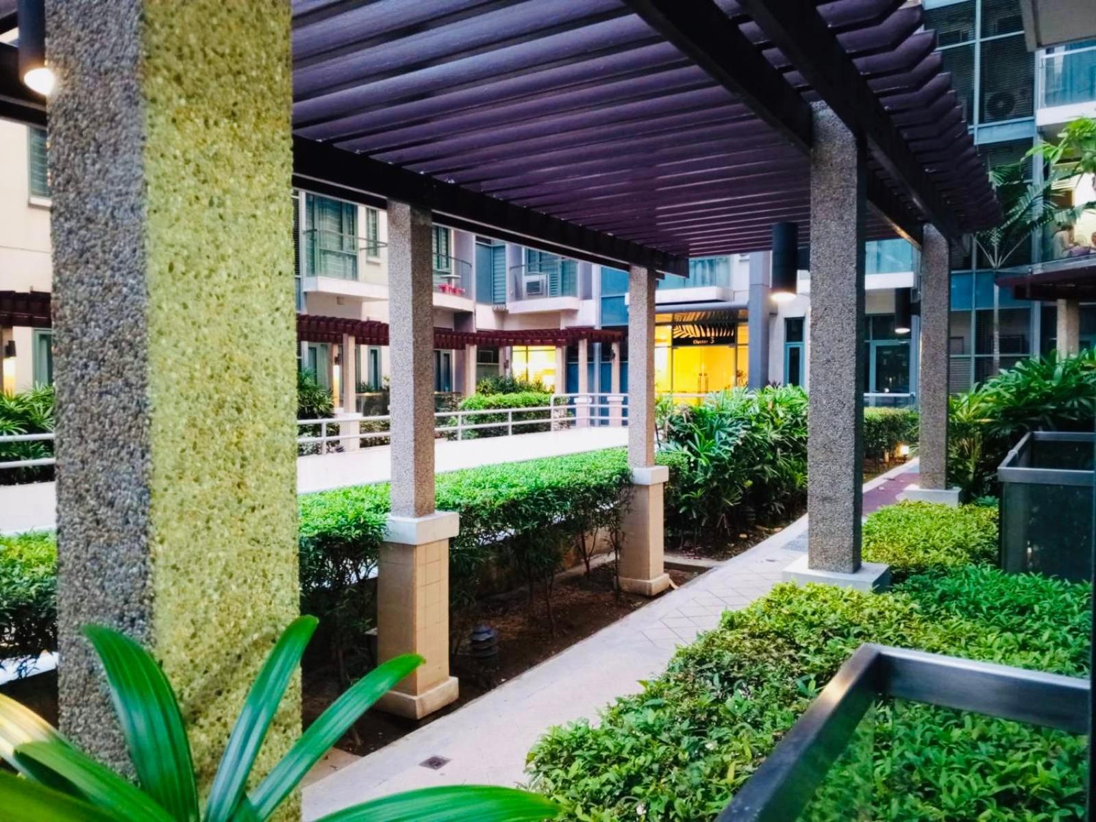 Two Palm Tree - 1o With Balcony - Across Terminal 3 Airport * Manila
