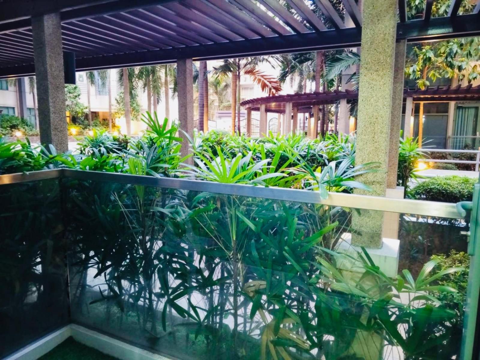 Two Palm Tree - 1o With Balcony - Across Terminal 3 Airport Apartment