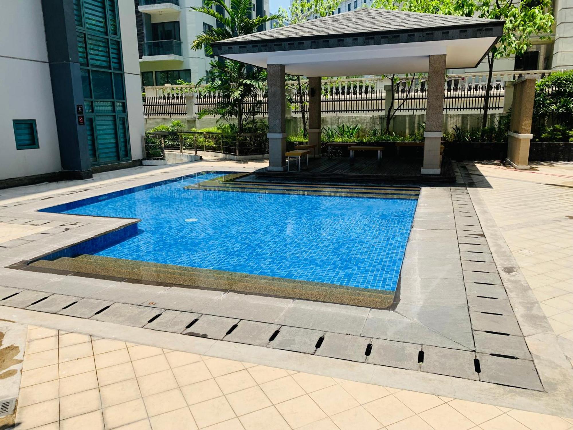 Apartment Two Palm Tree - 1o With Balcony - Across Terminal 3 Airport Manila