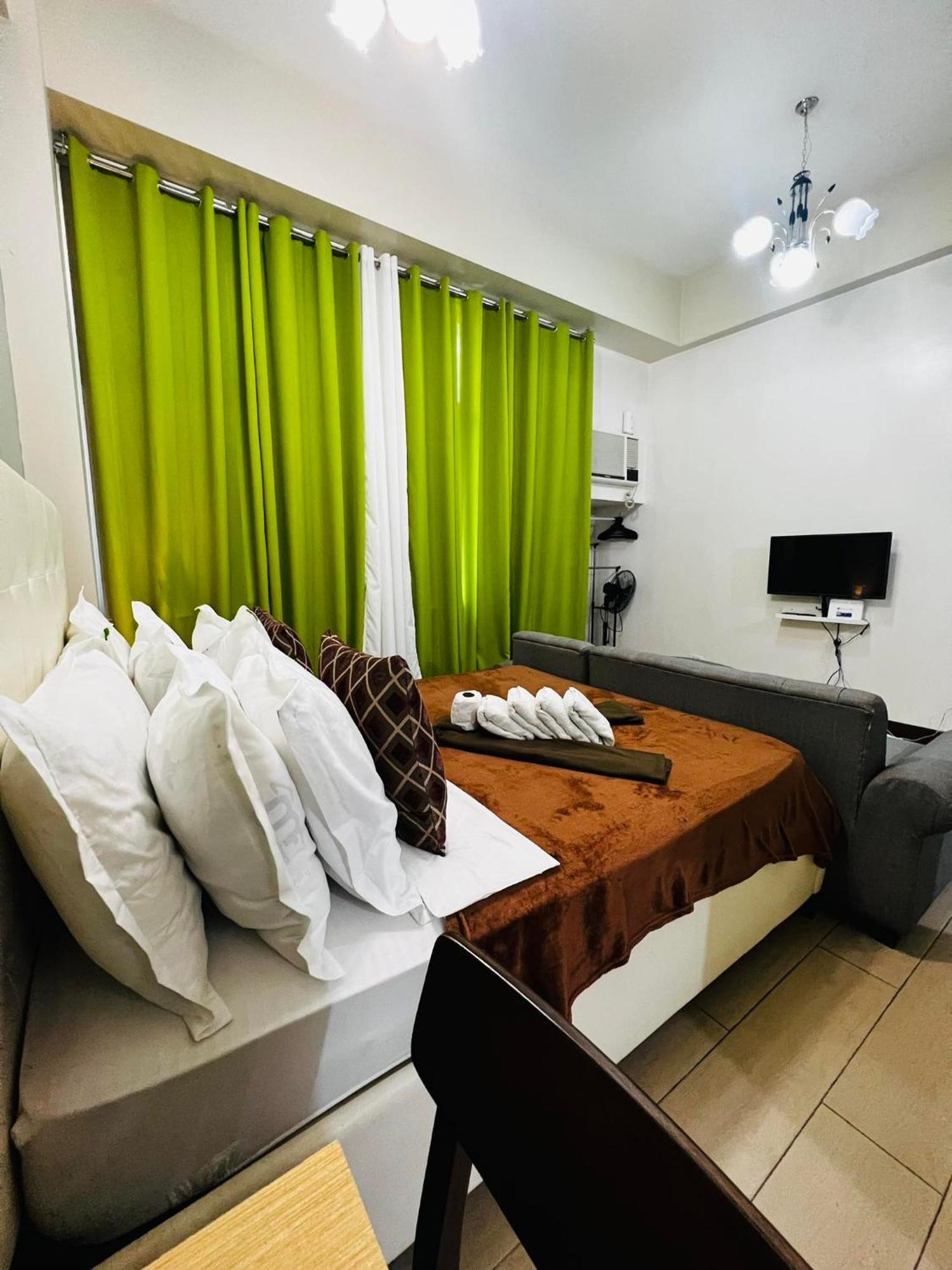 Two Palm Tree - 1o With Balcony - Across Terminal 3 Airport Apartment *