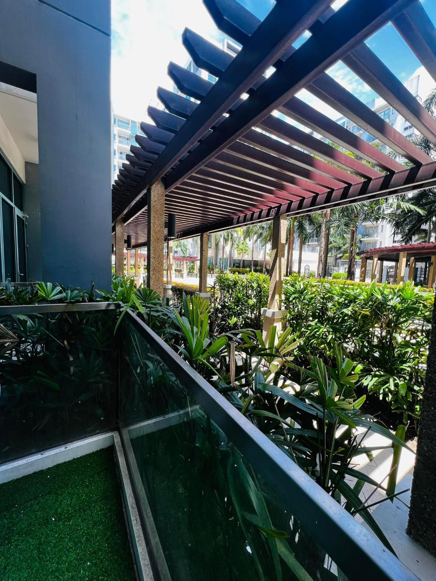 Apartment Two Palm Tree - 1o With Balcony - Across Terminal 3 Airport *