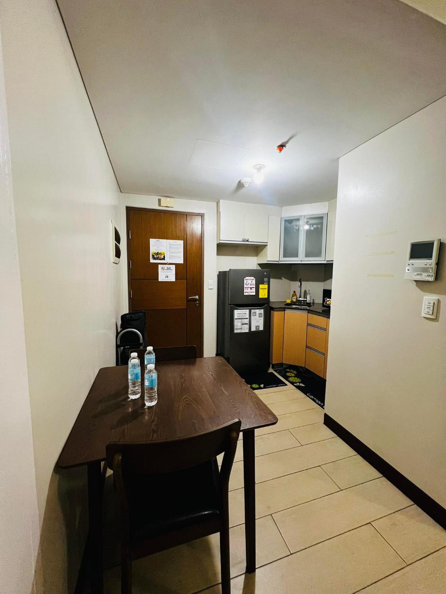 Two Palm Tree - 1o With Balcony - Across Terminal 3 Airport Apartment Manila