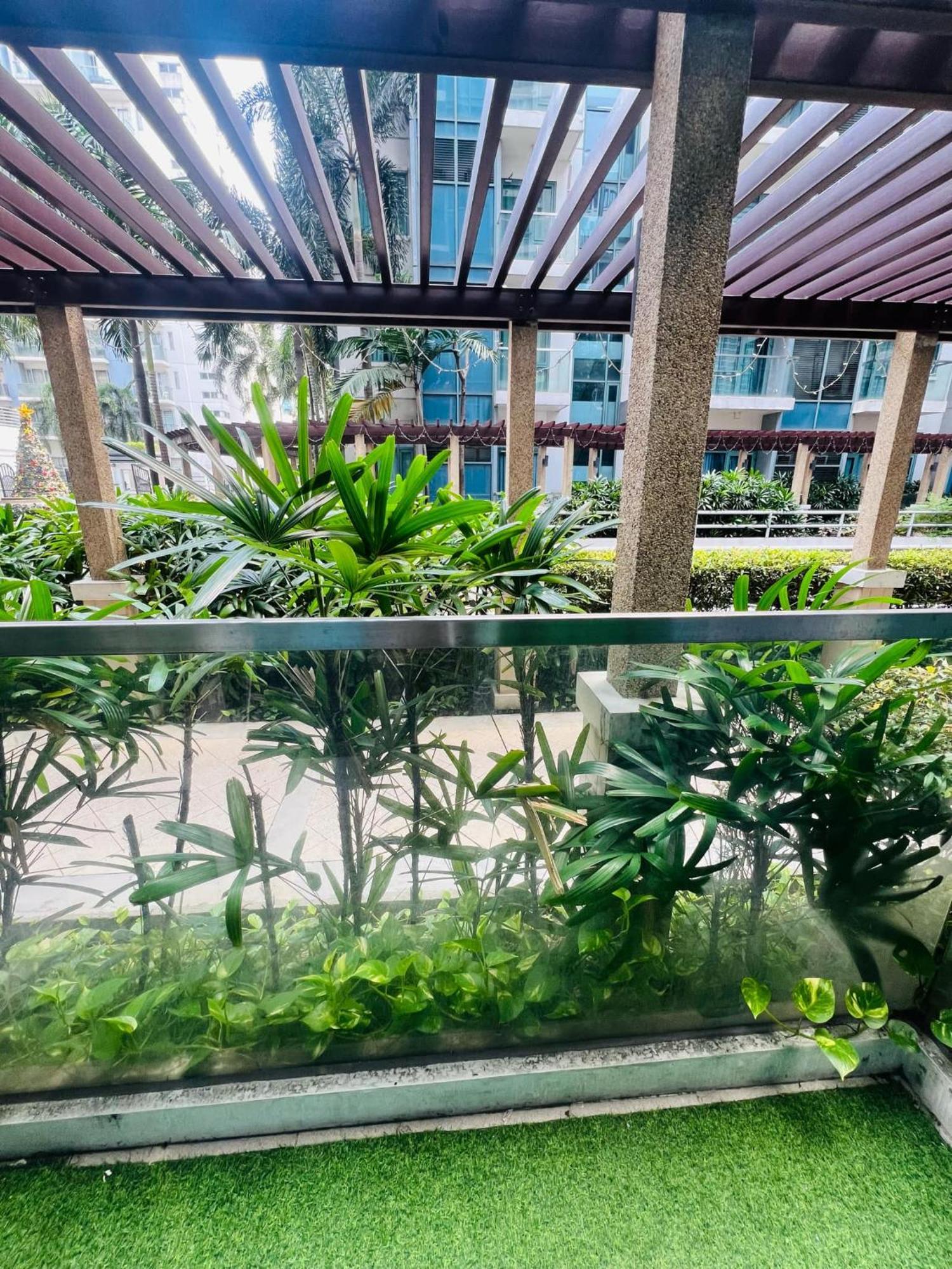 Two Palm Tree - 1o With Balcony - Across Terminal 3 Airport Apartment *